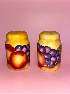 🔥🔥Vtg hand painted Fruit Porcelain Salt and pepper shakers Casa Elite Italian